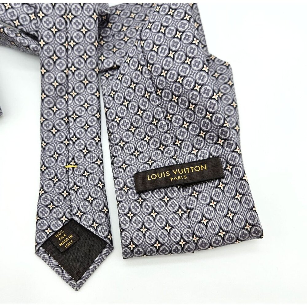 Authentic Louis Vuitton LV Quatrefoil Floral Geometric Pattern Grey Silk Necktie - Picture 4 of 8